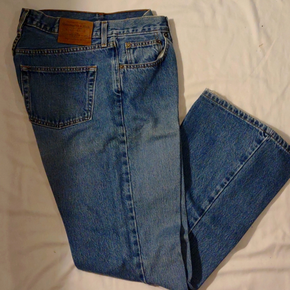 WOMEN'S ABERCROMBIE & FINCH JEANS